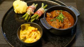 Malzbiergulasch im Römertopf