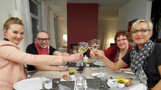 Drei Damen und ein Hahn im Korb