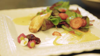 Mangoldtäschchen auf Pflücksalat