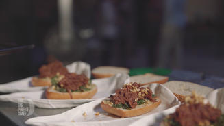 Bierige gerupfte Sau im Burgerbrötchen