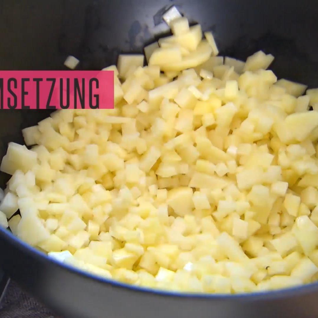 Patentante Gabi hat sich bei der Größe der Kartoffelstückchen durchgesetzt - aber Claudia liebt sie trotzdem! Patentante Gabi hat sich bei der Größe der Kartoffelstückchen durchgesetzt - aber Claudia liebt sie trotzdem!