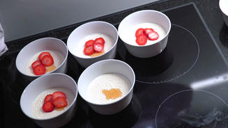 Malabi mit Erdbeeren