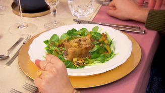 Wirsingstrudel an Vogerlsalat
