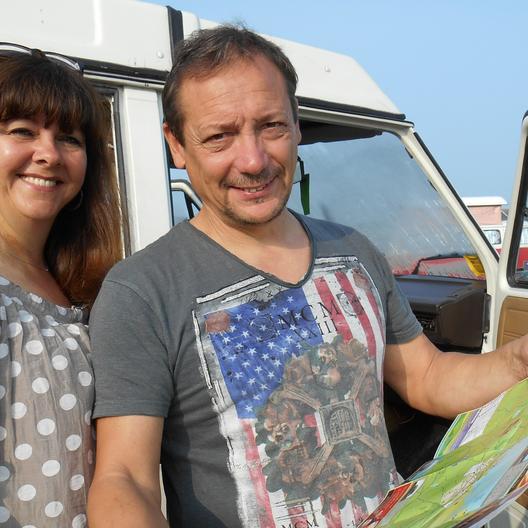 Sechs Paare und ihr Freud und Leid rund um die Ferien auf dem Campingplatz.