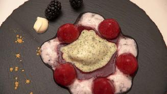 Marinierte Beeren mit Thai-Minze Eis