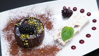 Brombeer-Biskuit-Mousse-Törtchen