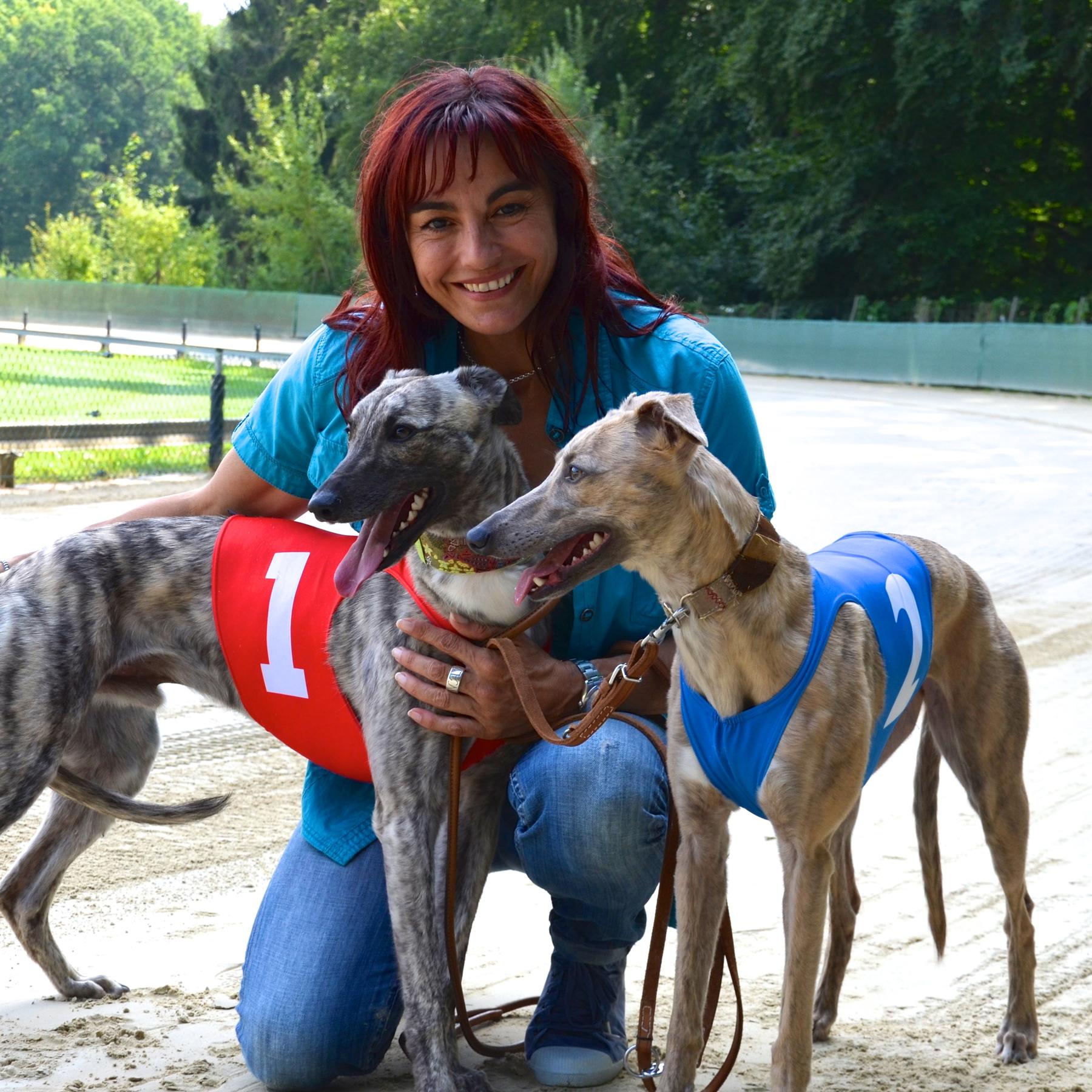 TG1 - Windhunde VOX-DOCMA TV hundkatzemaus-Reporterin Diana Eichhorn begleitet Kosmos (links) und Katta (rechts) bei ihrem Training zum Rennhund.JPG