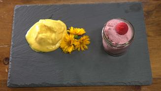 Selbstgemachtes Mango-Eis mit Himbeere
