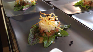 Grüner-Spargel-Suppe und Lachstatar