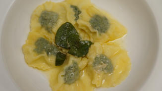 Salsiccia-Spinat Ravioli mit Salbei