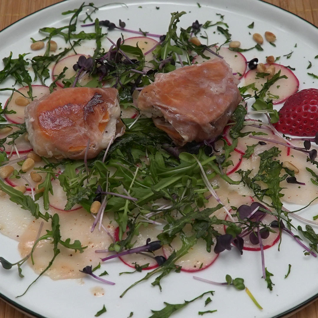 Radieschen-Rettich-Carpaccio mit Fisch im Parmaschinken-Mantel Radieschen-Rettich-Carpaccio mit Fisch im Parmaschinken-Mantel