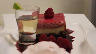 Himbeerkäsekuchentörtchen mit Eis