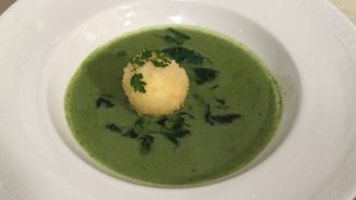 Schaumsüppchen von Gartenkräutern