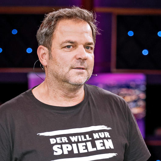 Auf der Bühne wird Martin Rütter vom „stinknormalen Typ“ zum „Rockstar“.