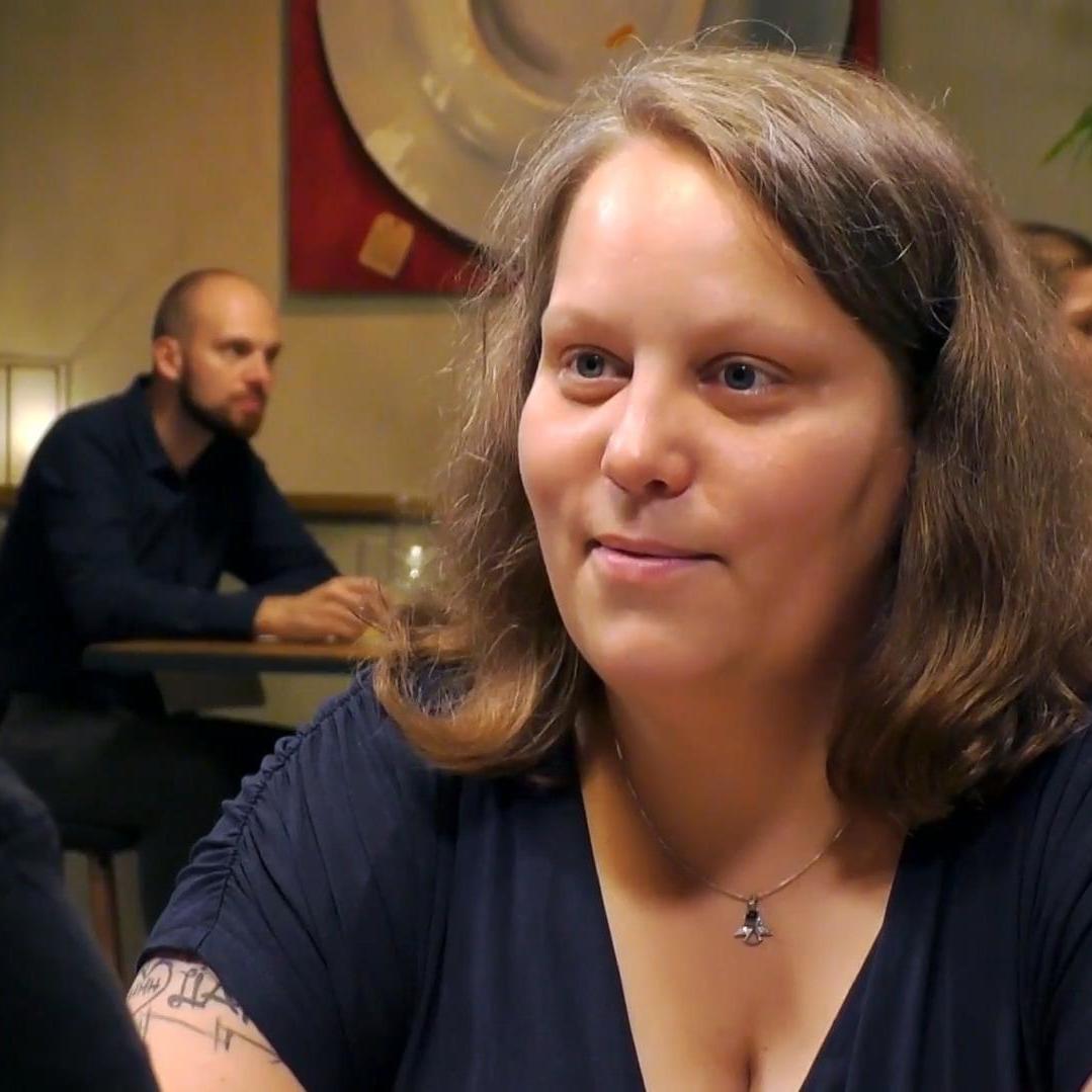 Selbst gewiefte Mimik-Experten dürften nicht erraten, dass Heidi gerade einer Witz-Pointe gelauscht hat Selbst gewiefte Mimik-Experten dürften nicht erraten, dass Heidi gerade einer Witz-Pointe gelauscht hat