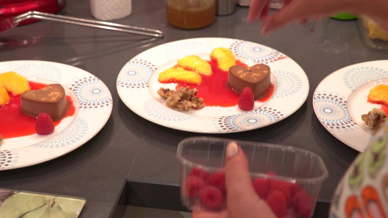 Schokoladen-Chili-Parfait mit karamellisierten Nüssen an Himbeersauce