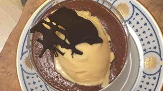 Eierliköreis und Schokolade