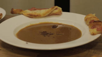 Rote Linsensuppe mit Schokolade