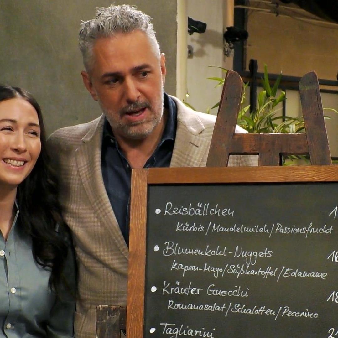 Servicekraft Mariella und Gastgeber Roland Trettl freuen sich, dass sie im \First Dates\-Restaurant wieder zum Team gehört. Servicekraft Mariella und Gastgeber Roland Trettl freuen sich, dass sie im \First Dates\-Restaurant wieder zum Team gehört.