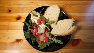 Rucola- und Spinatsalat mit Camembert