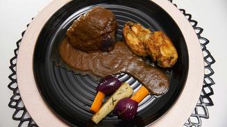 Kuh küsst Knödel und Karotte