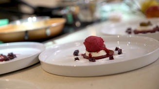 Rote-Bete-Sorbet mit Sauerrahm