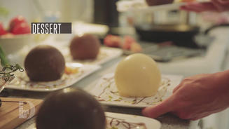 Schokoladenkugel mit Pistazieneis