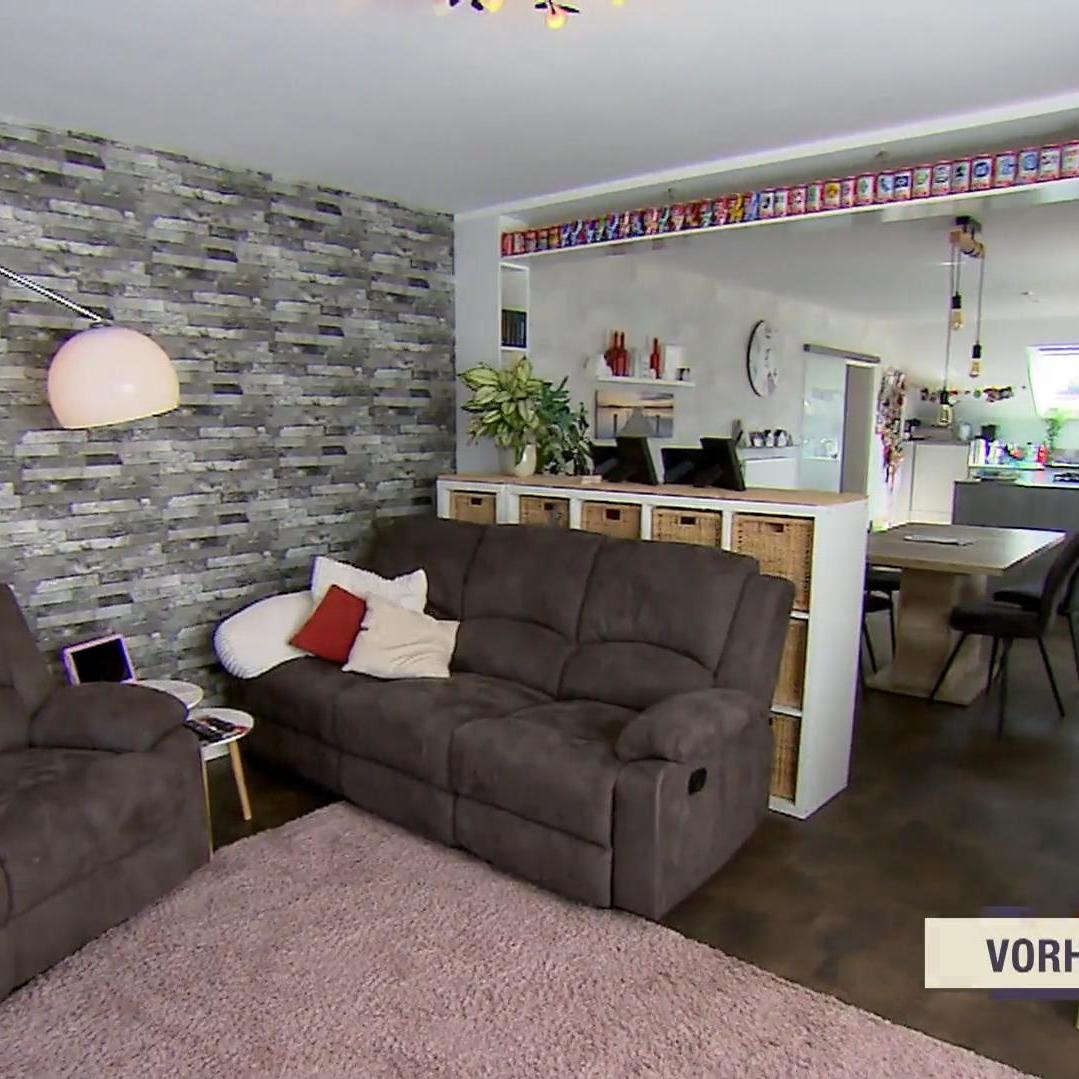 Die wuchtige dunkelbraune Sofa-Kombination machte das Wohnzimmer der Familie klein und ungemütlich. Die wuchtige dunkelbraune Sofa-Kombination machte das Wohnzimmer der Familie klein und ungemütlich.