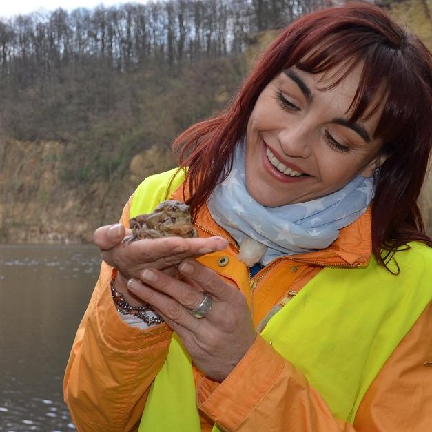 Tiergeschichten1 - VOX-DOCMA TV-CHRISTIAN SCHFER - Diana Eichhorn rettet Erdkrten am Dornheckensee in Bonn