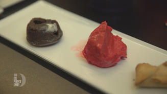 Schokoküchlein an Himbeersorbet