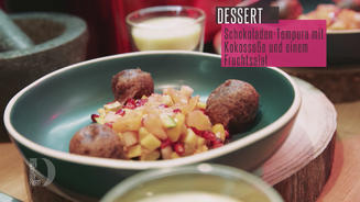 Frittierte Schokolade an Fruchtsalat