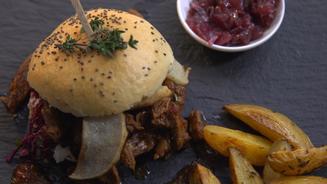 Festlicher Burger mit Rotkohlsalat