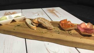 Frisches Brot mit Räucherlachs