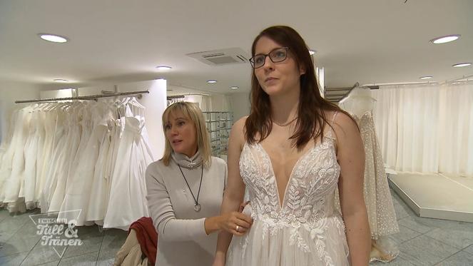 Brautmodenberaterin Marie Bernal hat es heute doppelt schwer. Mama ist dabei