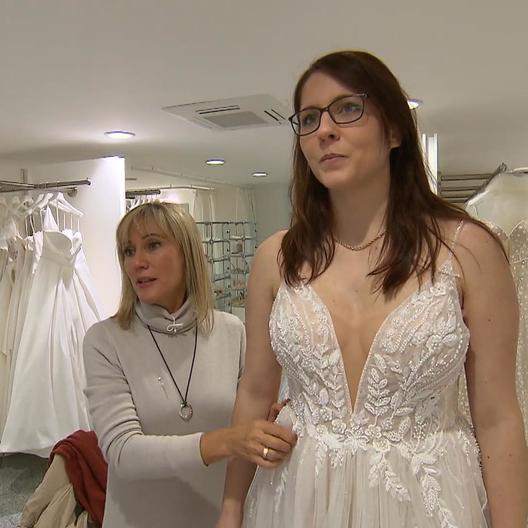 Brautmodenberaterin Marie Bernal hat es heute doppelt schwer. Mama ist dabei