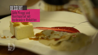 Süße Pierogi auf Himbeerspiegel