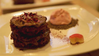 Vegane Schokotorte an Erdbeereis