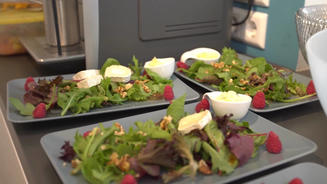 Wildkräutersalat mit Himbeeren