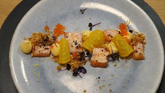 Geflämmter Lachs mit Gelber-Bete-Creme