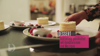 Napoleon an Himbeersoße