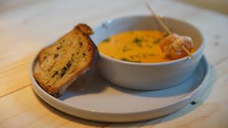 Paprikasuppe mit Croutons