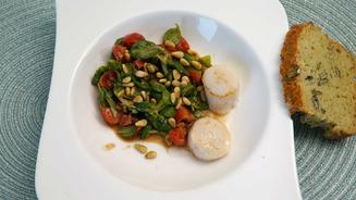 Geröstete Jakobsmuscheln an Feldsalat