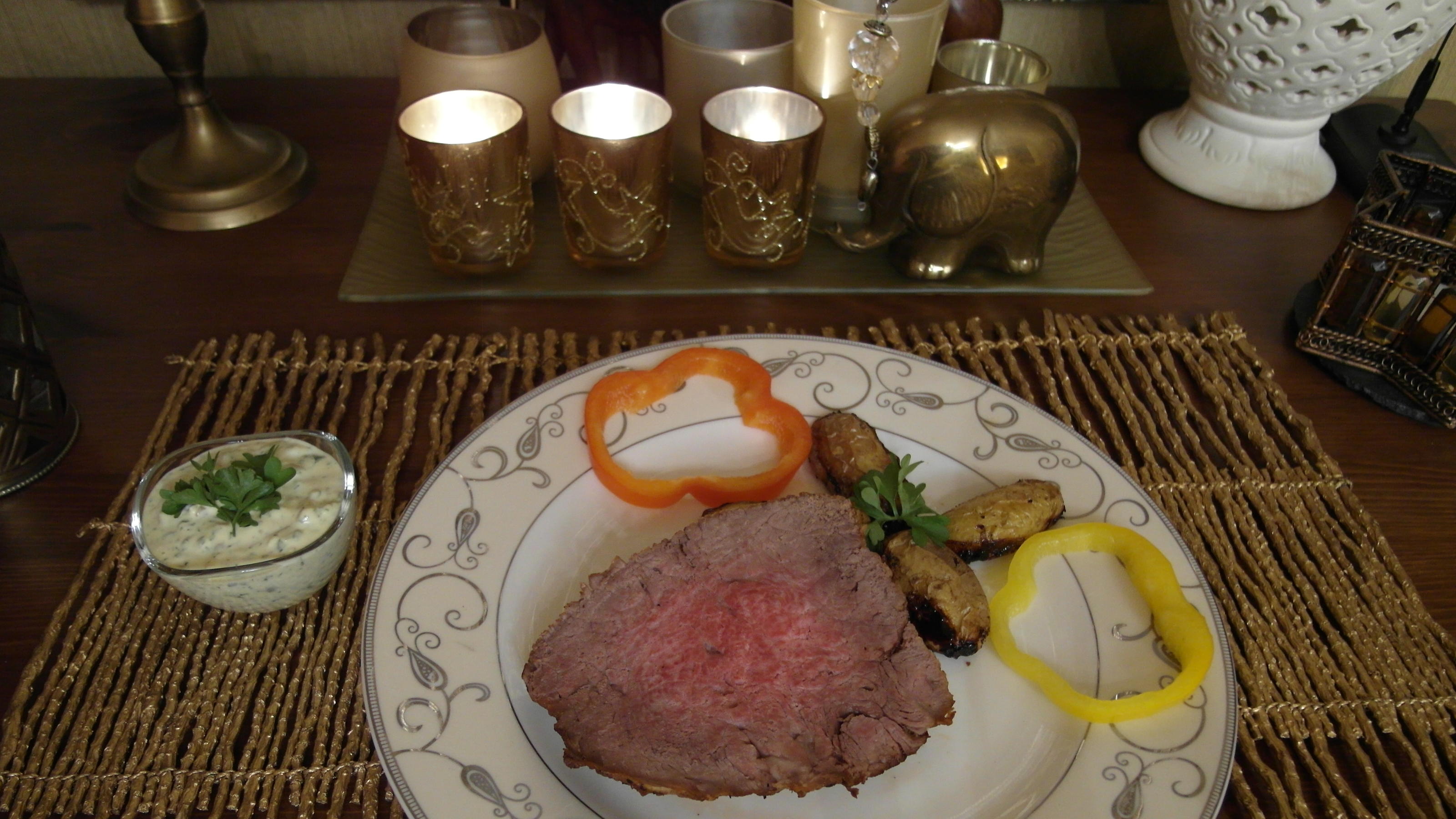 Roastbeef an Remouladensoße und Bratkartoffel Roastbeef an Remouladensoße und Bratkartoffel