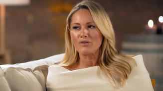 Helene Fischer blättert in Zeitschrift