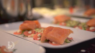 Lachs an Apfel-Gurken-Radieschen-Salat