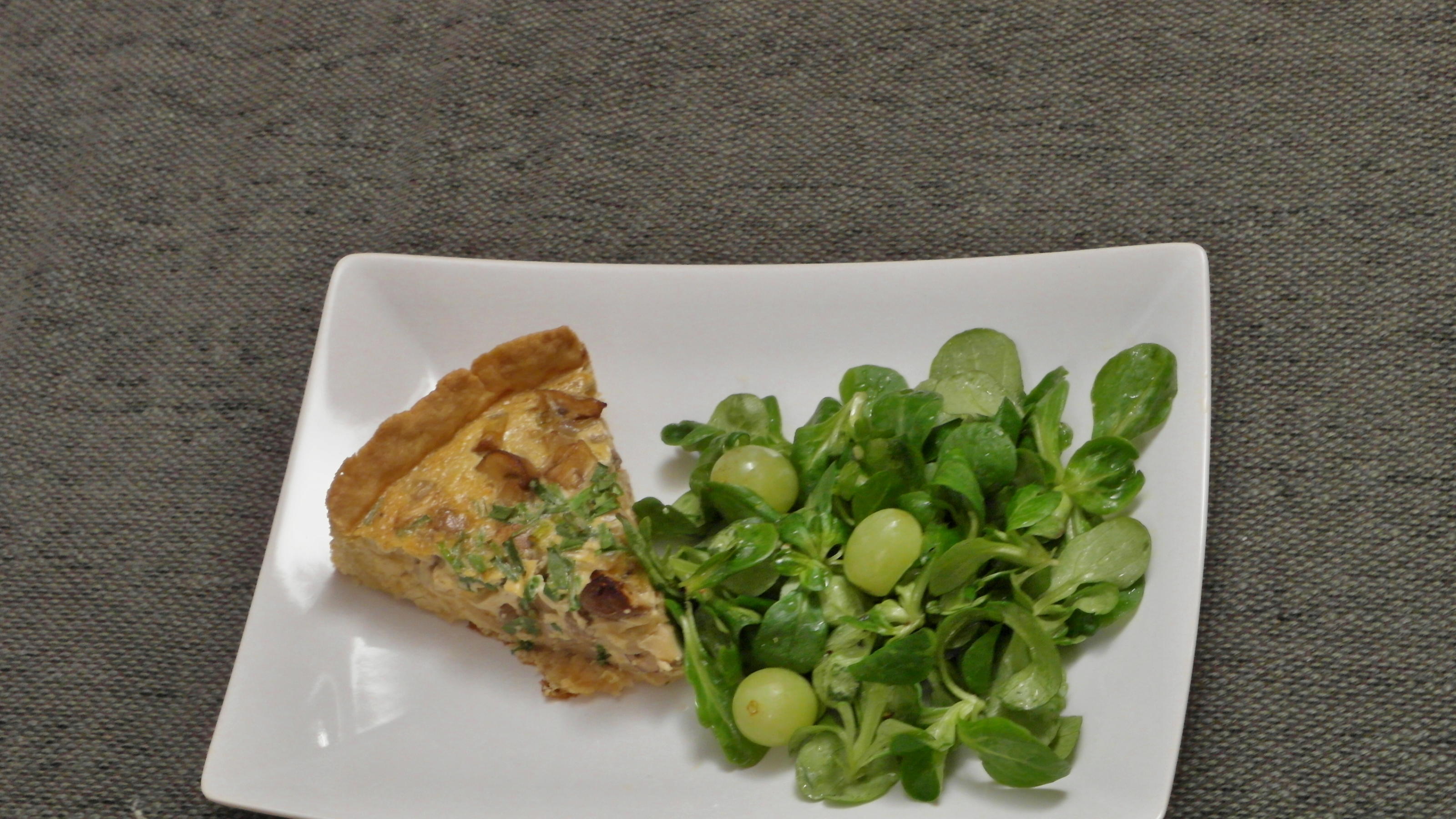 Birgit serviert als Vorspeise Pilztarte mit Feldsalat