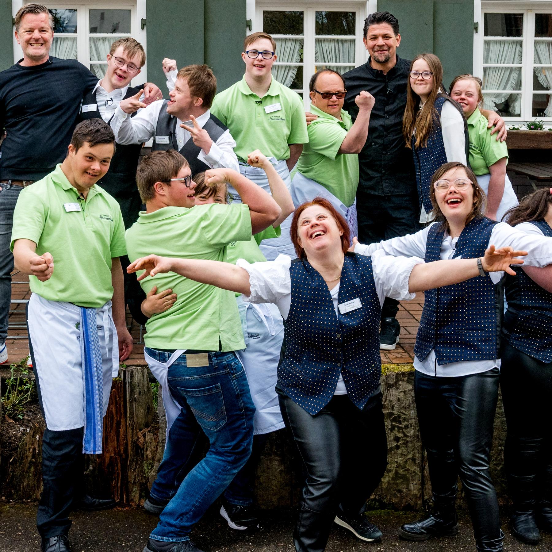 André Dietz, Tobias Wolfram, Simeon Braig, Jan Ginader, Tanino Camillerri, Tim Mälzer, Nicola Gäbel, Ayla-Marie Hapering (v.l.h.) Lara Walter, Jan Wittig, Leon Dohrmann, Laura Beaupoil, Sarah Berner, Sophia Marie Blanke, Paula Georgensohn (v.l.v.) André Dietz, Tobias Wolfram, Simeon Braig, Jan Ginader, Tanino Camillerri, Tim Mälzer, Nicola Gäbel, Ayla-Marie Hapering (v.l.h.) Lara Walter, Jan Wittig, Leon Dohrmann, Laura Beaupoil, Sarah Berner, Sophia Marie Blanke, Paula Georgensohn (v.l.v.)