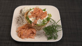  Lachs im Körbchen mit Salat und Dill