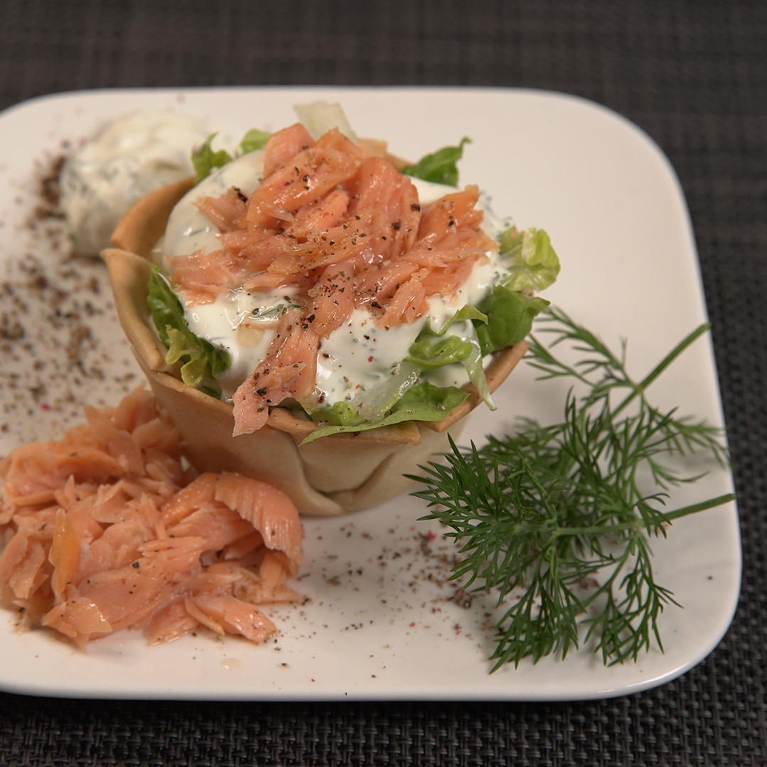 Lachs im Körbchen mit Salat und Dill Crème fraîche Lachs im Körbchen mit Salat und Dill Crème fraîche