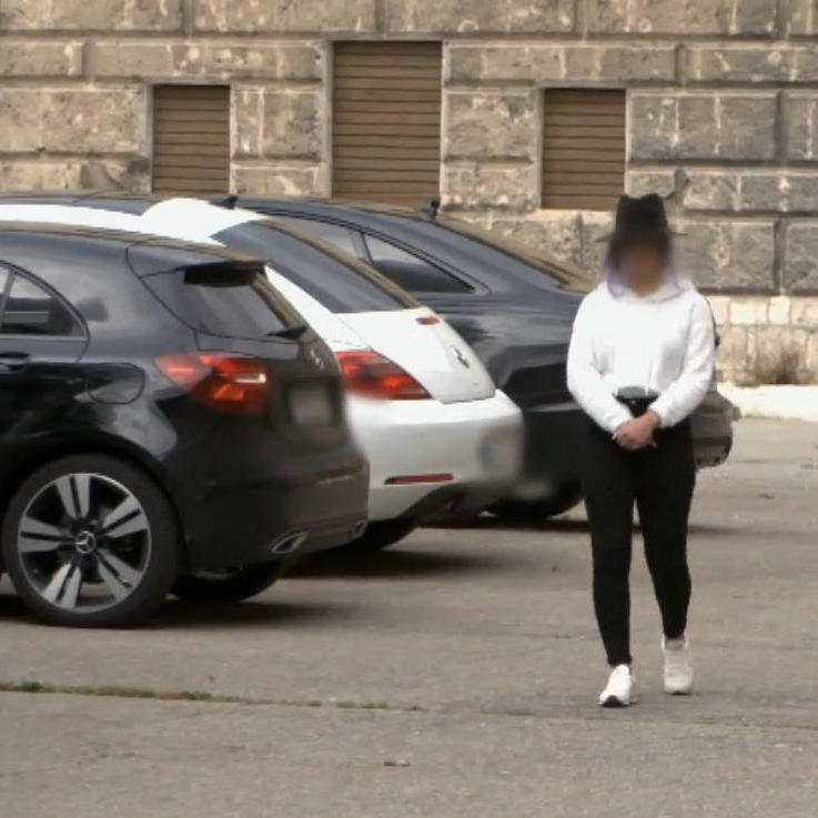 Elena möchte für die Doku unerkannt bleiben Elena möchte für die Doku unerkannt bleiben